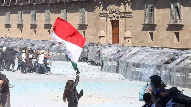 Imágenes de la Marcha de la Generación Z: violencia y confrontación en CDMX